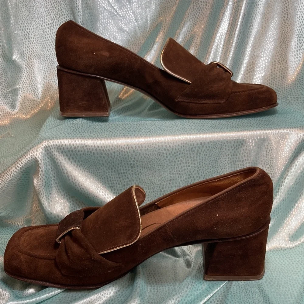 Vintage 70’s brown suede w/gold edge block heel pumps.‎ “Kushins”. 3. Size 6n